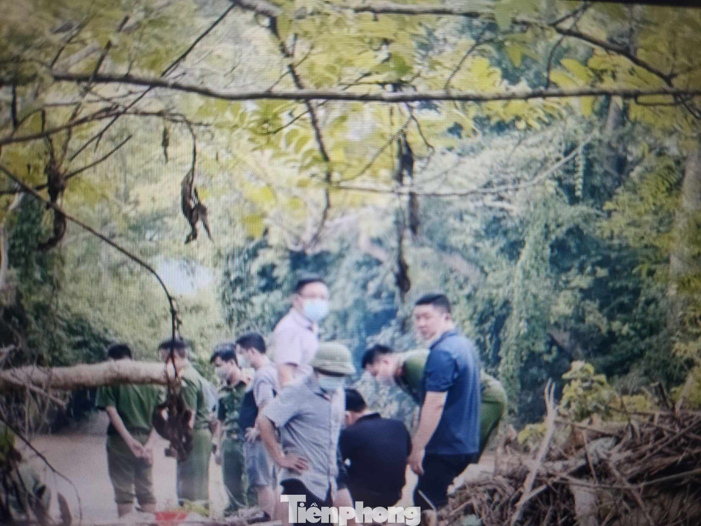 Các ngành chức năng địa phương điều tra, xác định nhân thân cháu bé xấu số. (Ảnh: D.C) Các ngành chức năng địa phương điều tra, xác định nhân thân cháu bé xấu số. (Ảnh: D.C)