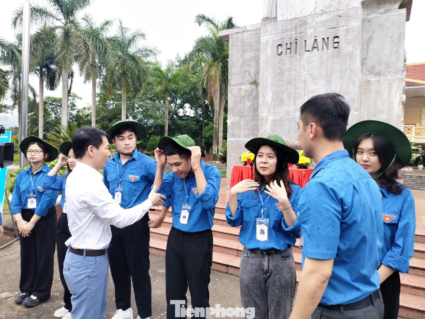 Ông Vi Quang Trung, Phó Chủ tịch UBND huyện Chi Lăng động viên các tình nguyện viên. Ảnh: Duy Chiến Ông Vi Quang Trung, Phó Chủ tịch UBND huyện Chi Lăng động viên các tình nguyện viên. Ảnh: Duy Chiến