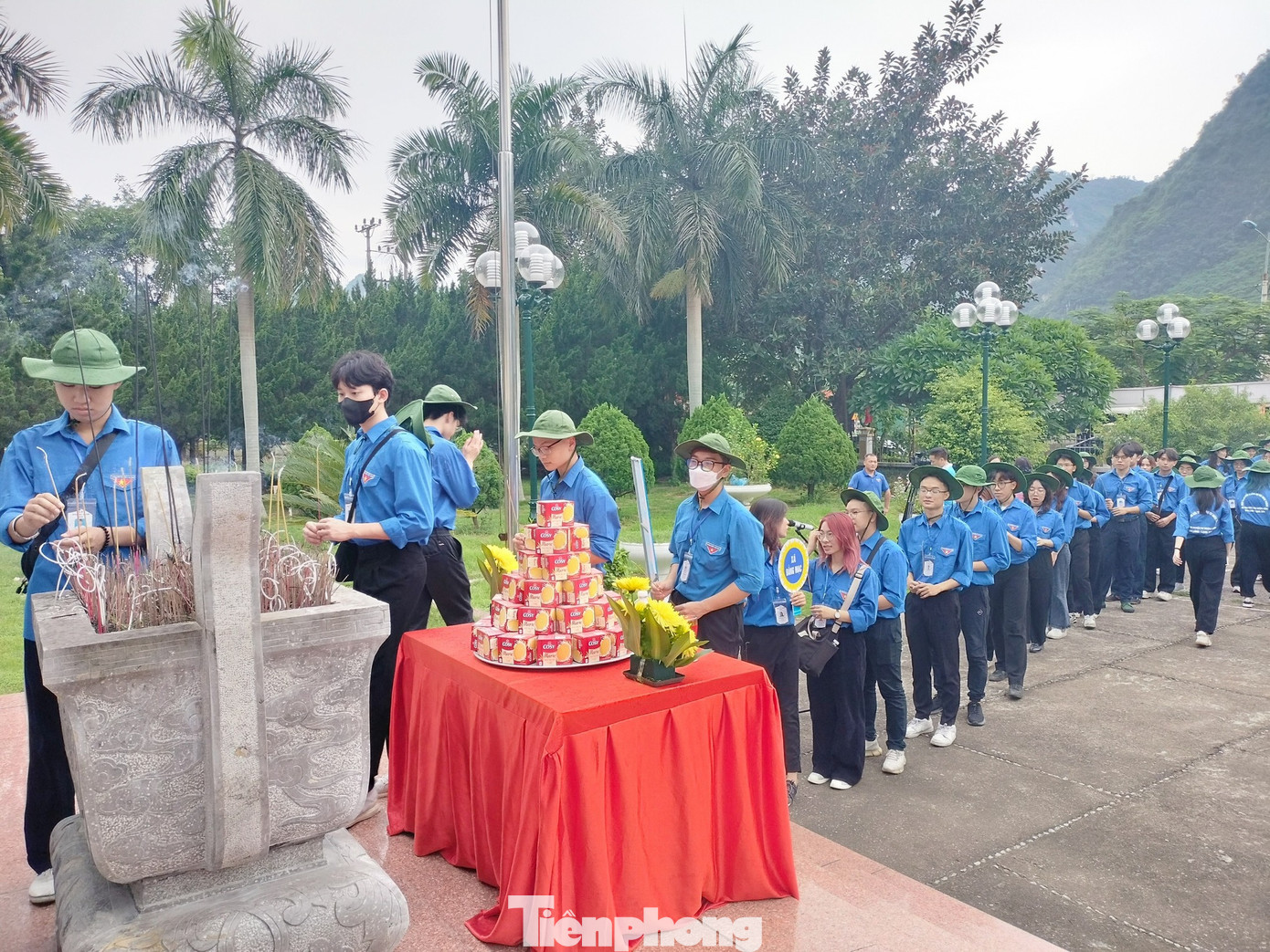 Các tình nguyện viên dâng hương, dâng hoa tại Nhà trưng bày Chiến thắng Chi Lăng. Ảnh: Duy Chiến Các tình nguyện viên dâng hương, dâng hoa tại Nhà trưng bày Chiến thắng Chi Lăng. Ảnh: Duy Chiến