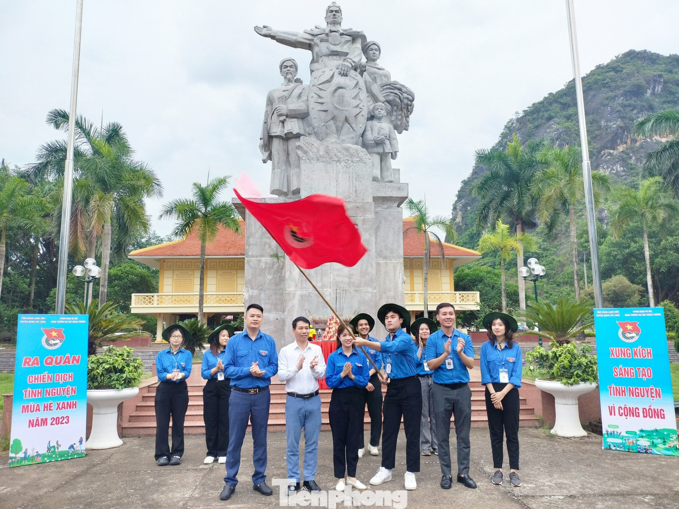 Gương cao ngọn cờ tình nguyện của tuổi trẻ. Gương cao ngọn cờ tình nguyện của tuổi trẻ.