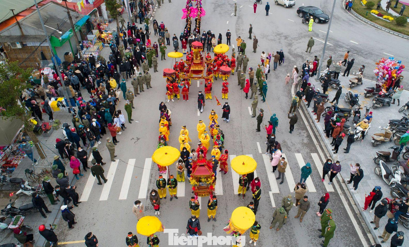 Đoàn rước đi qua nhiều con phố chính ở thành phố Lạng Sơn được người dân ngóng chờ -Ảnh: Mạnh Cường Đoàn rước đi qua nhiều con phố chính ở thành phố Lạng Sơn được người dân ngóng chờ -Ảnh: Mạnh Cường
