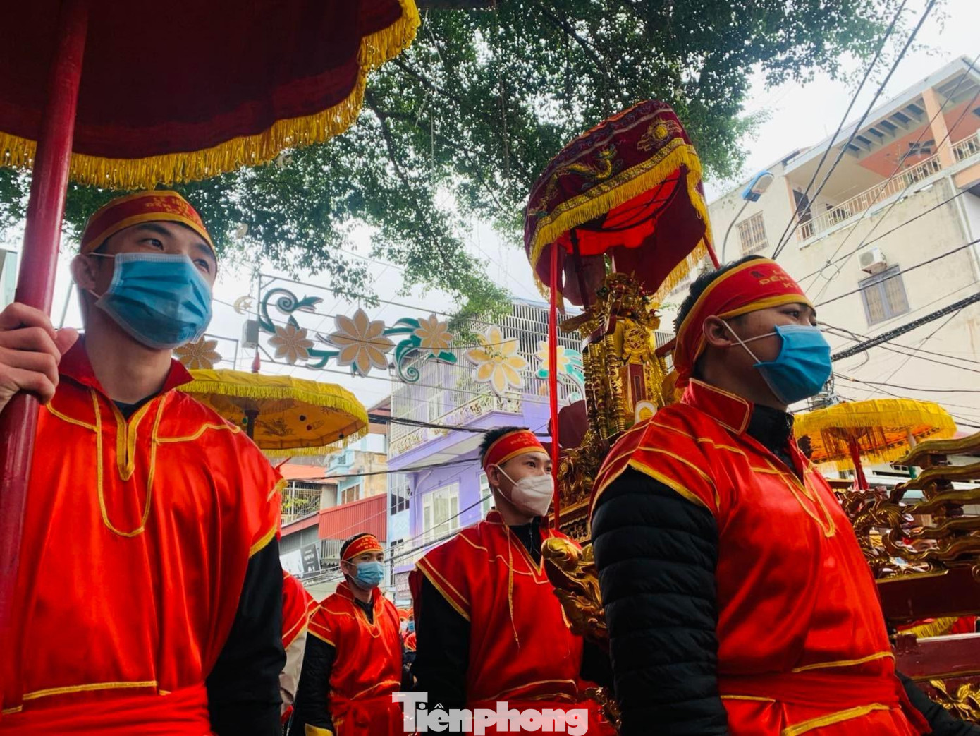 Đã đến giờ khởi kiệu về đền Kỳ Cùng- cách đền Tả Phủ gần 2 km đi qua nhiều tuyến phố chính ở trung tâm thành phố Lạng Sơn -Ảnh: Duy Chiến Đã đến giờ khởi kiệu về đền Kỳ Cùng- cách đền Tả Phủ gần 2 km đi qua nhiều tuyến phố chính ở trung tâm thành phố Lạng Sơn -Ảnh: Duy Chiến