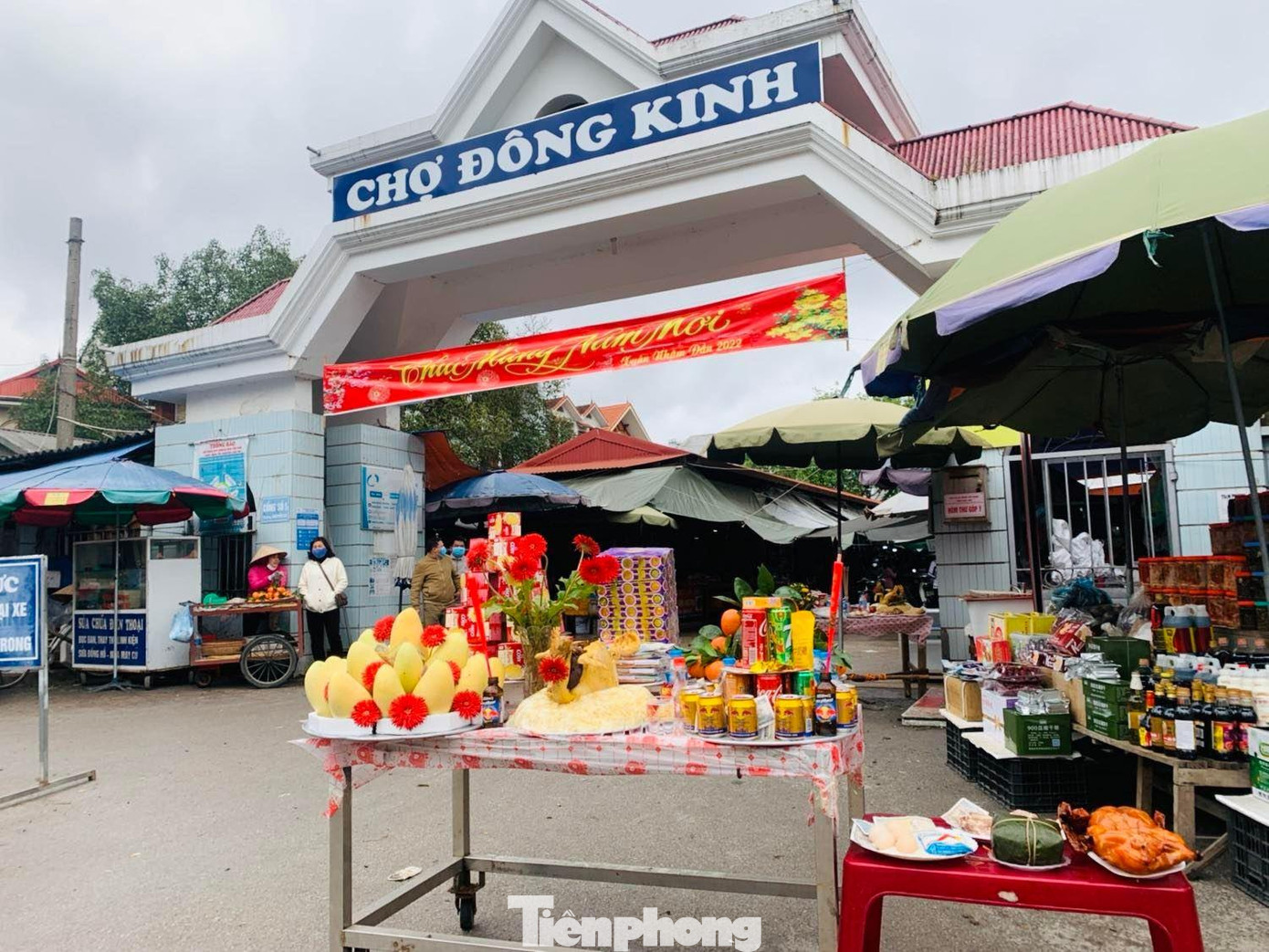 Hai bên đường, các mâm lễ của nhân dân và tiểu thương nghênh đón đoàn rước -Ảnh: Duy Chiến Hai bên đường, các mâm lễ của nhân dân và tiểu thương nghênh đón đoàn rước -Ảnh: Duy Chiến