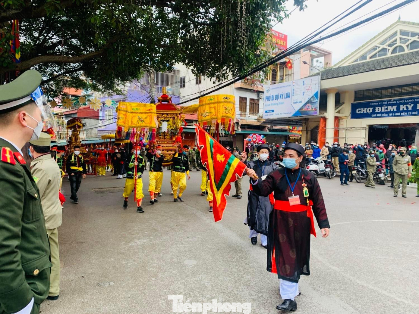 Đoàn rước đi theo sự chỉ dẫn của người cầm cờ hiệu -Ảnh: Duy Chiến Đoàn rước đi theo sự chỉ dẫn của người cầm cờ hiệu -Ảnh: Duy Chiến