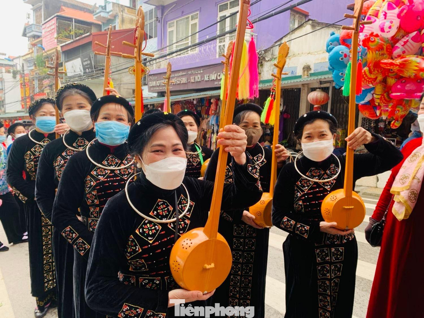 Nâng cây đàn tính đi đón Quan Lớn Tuần Tranh -Ảnh: Duy Chiến Nâng cây đàn tính đi đón Quan Lớn Tuần Tranh -Ảnh: Duy Chiến