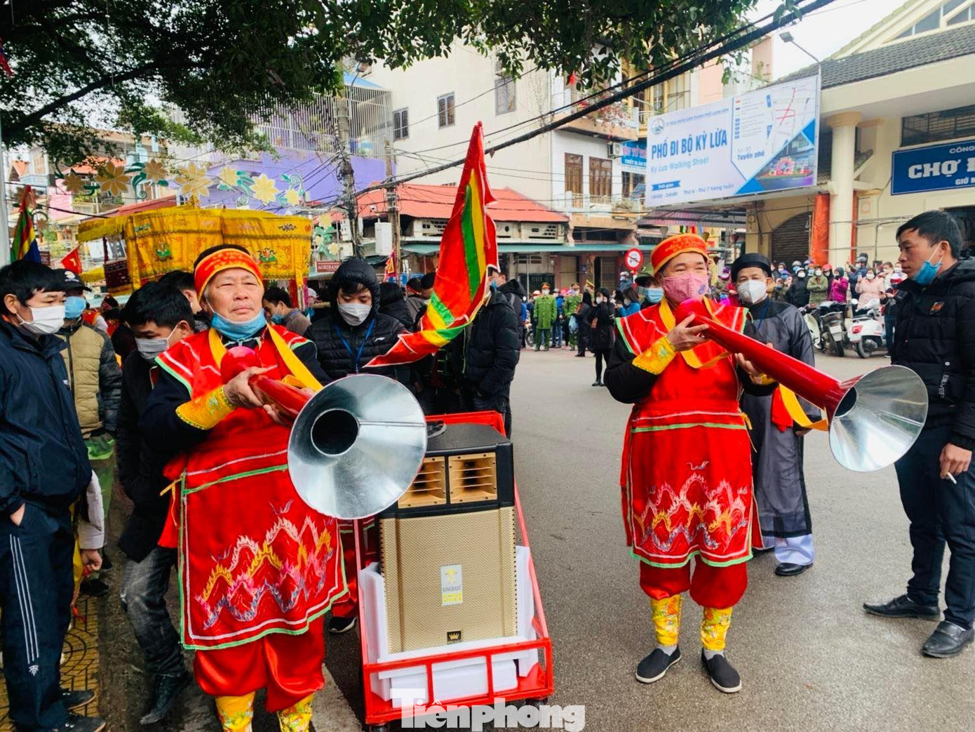 Đoàn rước theo sự chỉ dẫn của các "loa" đi đầu -Ảnh: Duy Chiến Đoàn rước theo sự chỉ dẫn của các "loa" đi đầu -Ảnh: Duy Chiến