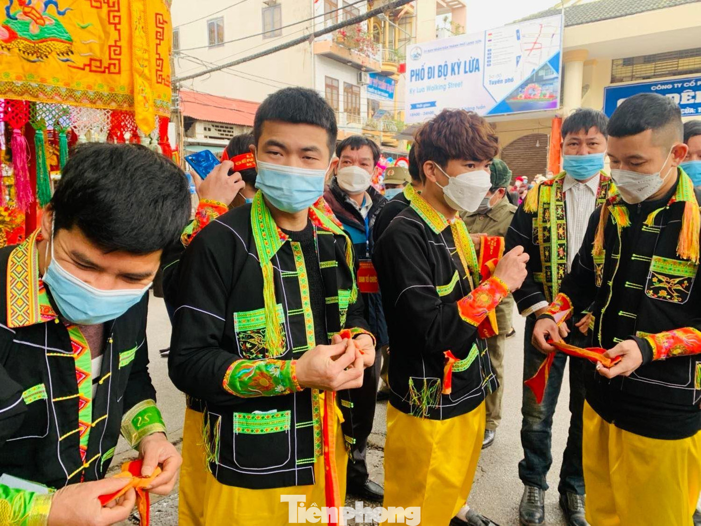 Các trai tráng khỏe mạnh người dân tộc Tày, Nùng tham gia khênh kiệu -Ảnh: Duy Chiến Các trai tráng khỏe mạnh người dân tộc Tày, Nùng tham gia khênh kiệu -Ảnh: Duy Chiến