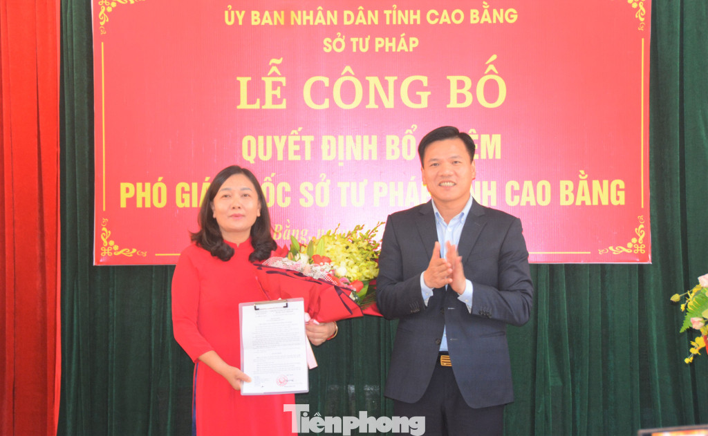 Bà Nguyễn Thị Hảo (trái) nhận hoa, quyết định bổ nhiệm. Bà Nguyễn Thị Hảo (trái) nhận hoa, quyết định bổ nhiệm.