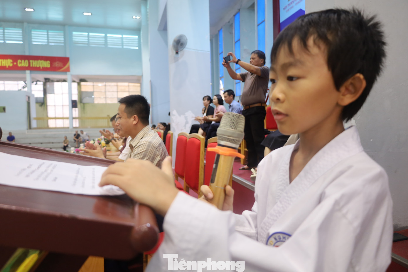 Em Trần Nhật Quang (10 tuổi, Trường Tiểu học Vĩnh Trại, thành phố Lạng Sơn) thay mặt các VĐV phát biểu, tuyên thệ thi đấu hết mình, trung thực, cao thượng. ( Ảnh: Duy Chiến ) Em Trần Nhật Quang (10 tuổi, Trường Tiểu học Vĩnh Trại, thành phố Lạng Sơn) thay mặt các VĐV phát biểu, tuyên thệ thi đấu hết mình, trung thực, cao thượng. ( Ảnh: Duy Chiến )