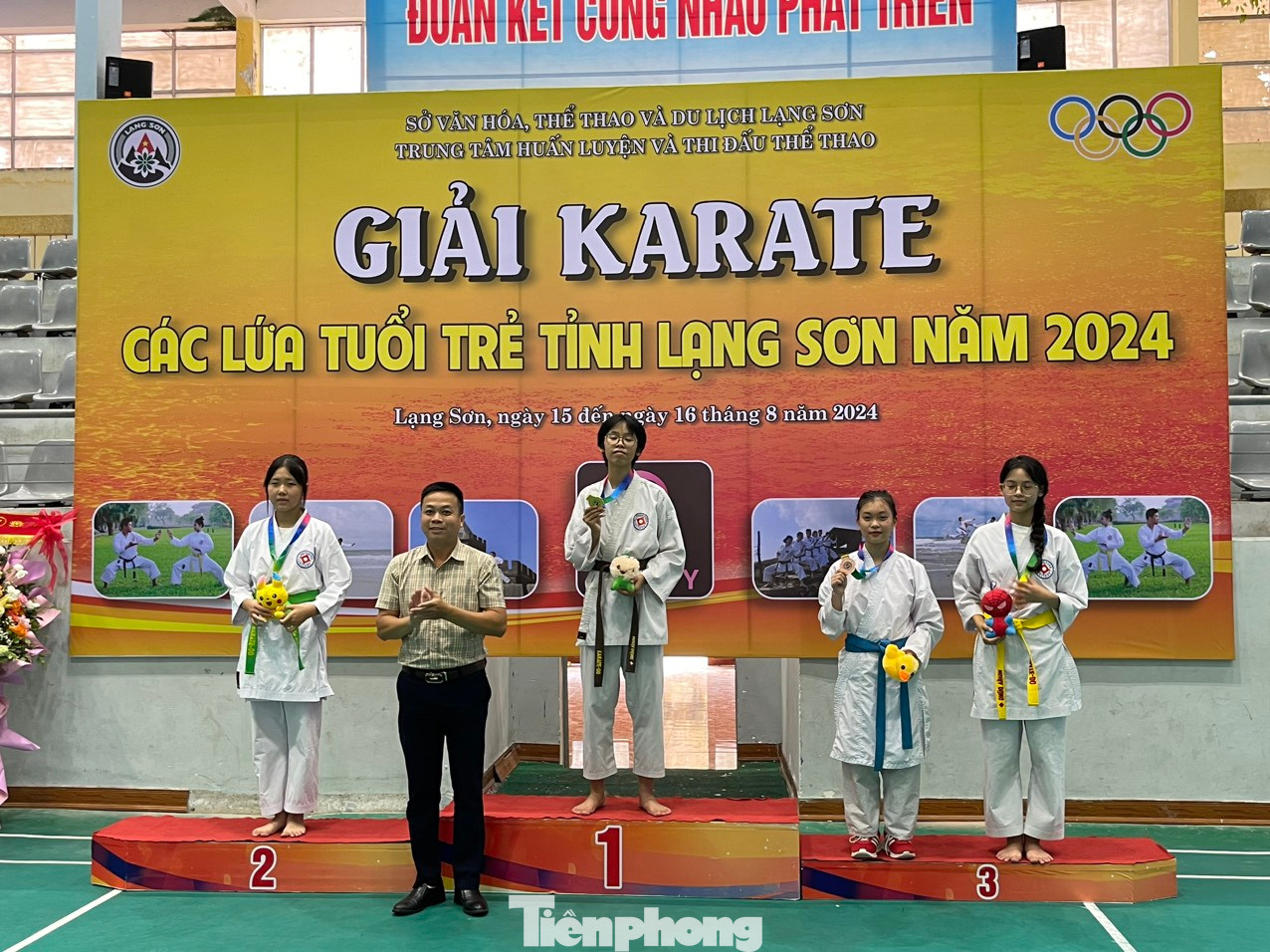 Lãnh đạo Trung tâm Huấn luyện và thi đấu thể thao trao các bộ Huy chương cho tập thể, cá nhân đoạt thành tích cao. Ảnh: Duy Chiến Lãnh đạo Trung tâm Huấn luyện và thi đấu thể thao trao các bộ Huy chương cho tập thể, cá nhân đoạt thành tích cao. Ảnh: Duy Chiến