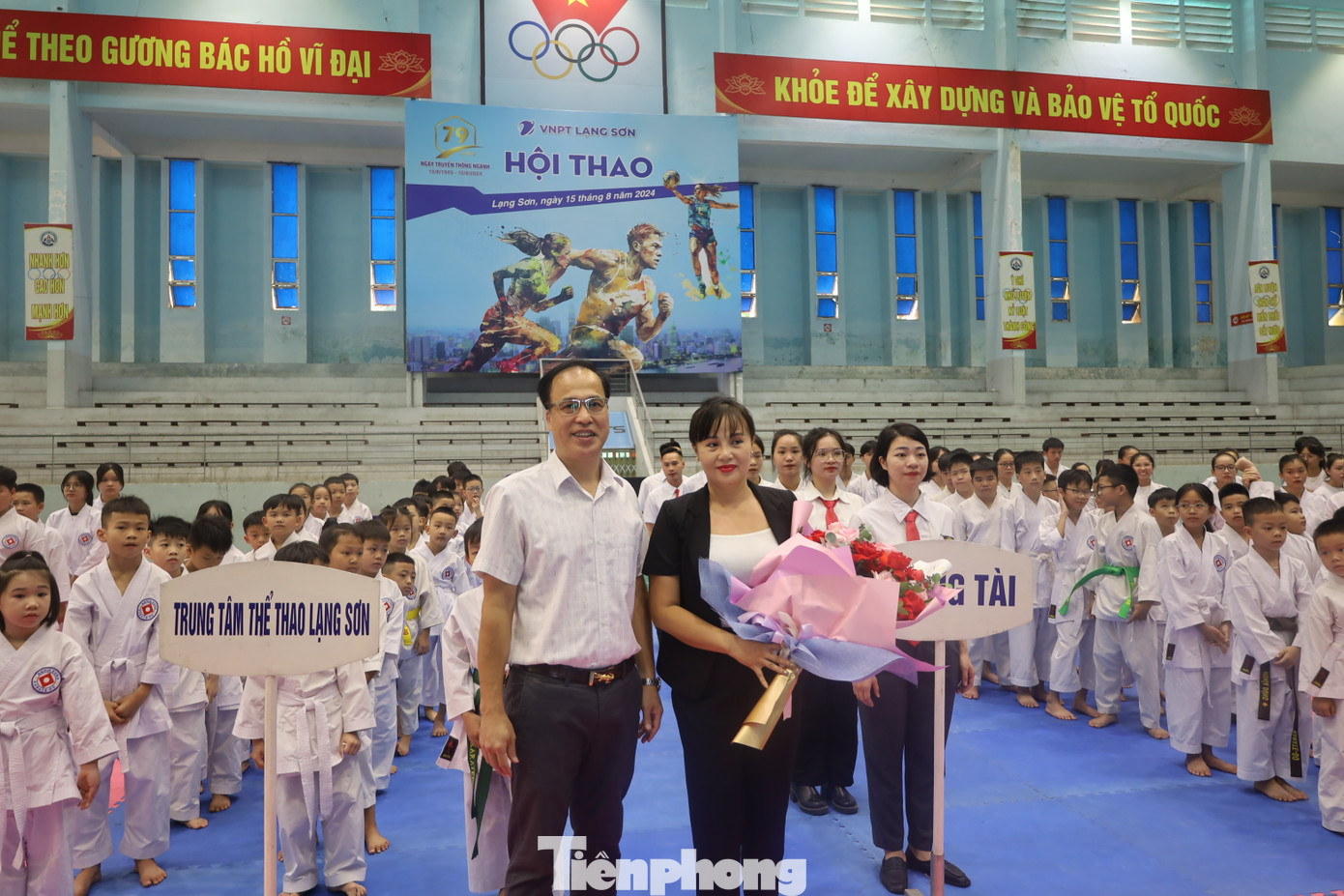 Tặng hoa cho đơn vị tài trợ chính cho giải thi đấu. (Ảnh: Duy Chiến) Tặng hoa cho đơn vị tài trợ chính cho giải thi đấu. (Ảnh: Duy Chiến)