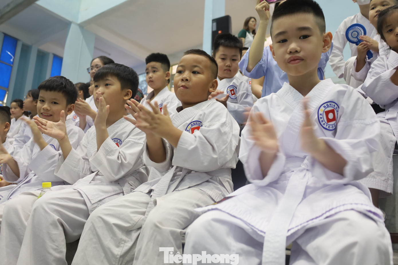 Các VĐV cỗ vũ cho các bạn thi đấu. (Ảnh: Duy Chiến ) Các VĐV cỗ vũ cho các bạn thi đấu. (Ảnh: Duy Chiến )