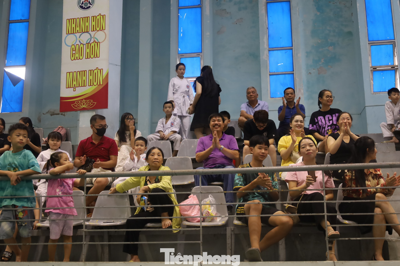 Rất đông phụ huynh học sinh và nhân dân đến xem, cỗ vũ. Rất đông phụ huynh học sinh và nhân dân đến xem, cỗ vũ.