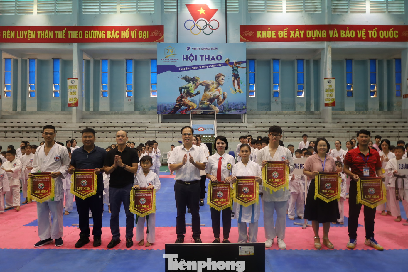 Trao cờ lưu niệm cho các đơn vị tham gia giải đấu. Trao cờ lưu niệm cho các đơn vị tham gia giải đấu.