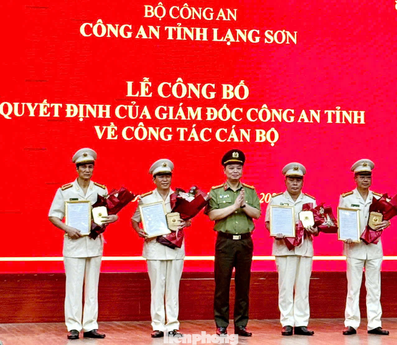 Đại tá Nguyễn Tiến Trung, Giám đốc Công an tỉnh Lạng Sơn (giữa) trao quyết định, tặng hoa cho 4 Trưởng phòng nghỉ hưu trước tuổi. Ảnh: Duy Chiến.