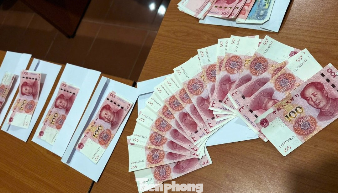 Đối tượng Thiêm (ngoài cùng bên phải) và tang vật.