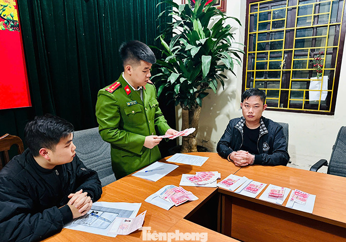 Đối tượng Thiêm (ngoài cùng bên phải) và tang vật.