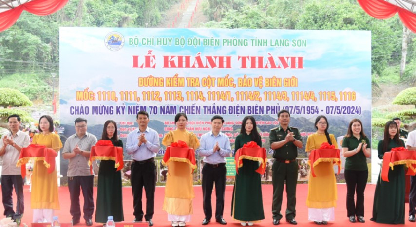 Nghi lễ khánh thành 11 đường lên kiểm tra cột mốc chủ quyền. Ảnh: Duy Chiến Nghi lễ khánh thành 11 đường lên kiểm tra cột mốc chủ quyền. Ảnh: Duy Chiến