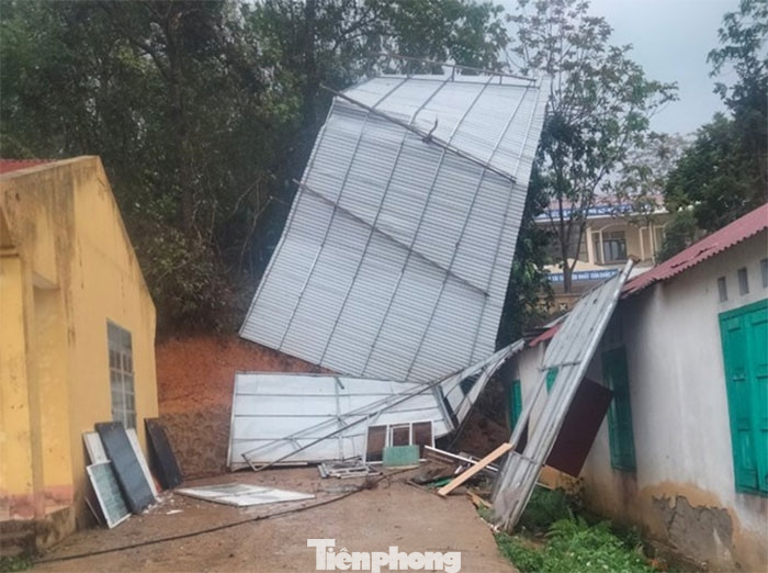 Hàng trăm ngôi nhà bị tốc mái, hư hỏng.