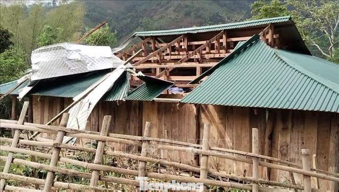 Nhà sàn truyền thống của người dân huyện Bảo Lâm bị dông lốc làm hư hỏng,