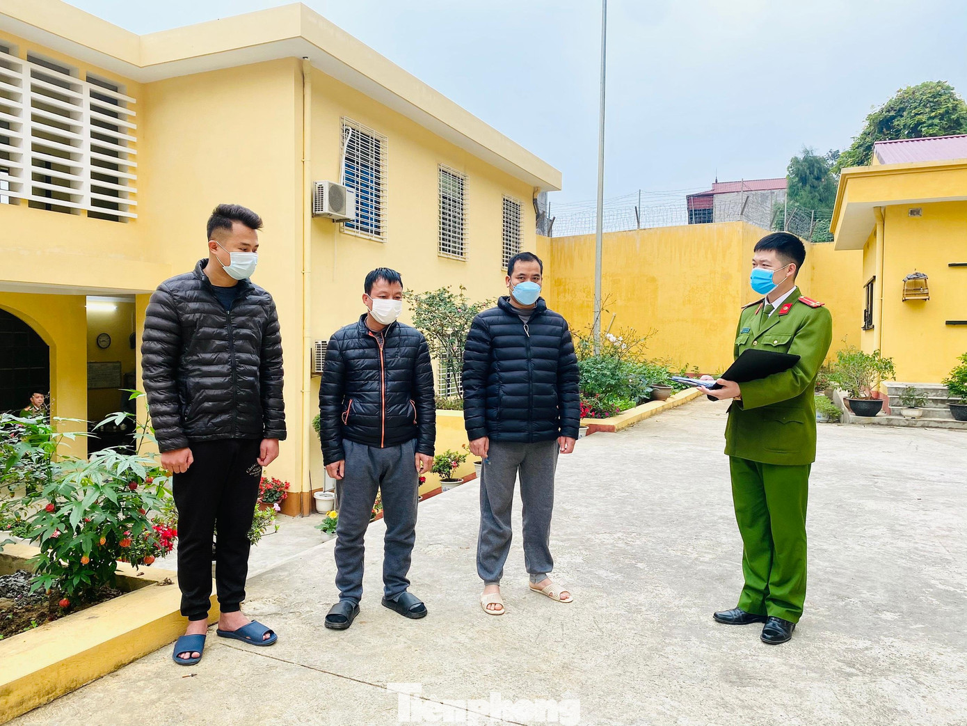 Ngoài 3 đối tượng (bìa trái) bị khởi tố, cơ quan công an tỉnh Lạng Sơn đang mở rộng điều tra, xử lý nghiêm vụ án "đưa và nhận hối lộ" xảy ra ở biên giới -Ảnh: N. My Ngoài 3 đối tượng (bìa trái) bị khởi tố, cơ quan công an tỉnh Lạng Sơn đang mở rộng điều tra, xử lý nghiêm vụ án "đưa và nhận hối lộ" xảy ra ở biên giới -Ảnh: N. My