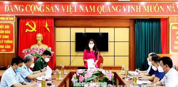 Bà Đoàn Thu Hà, Phó chủ tịch UBND tỉnh Lạng Sơn (giữa) chỉ đạo các ngành chức năng tháo gỡ những khó khăn, vướng mắc về hoạt động xuất nhập khẩu. Ảnh: T.D