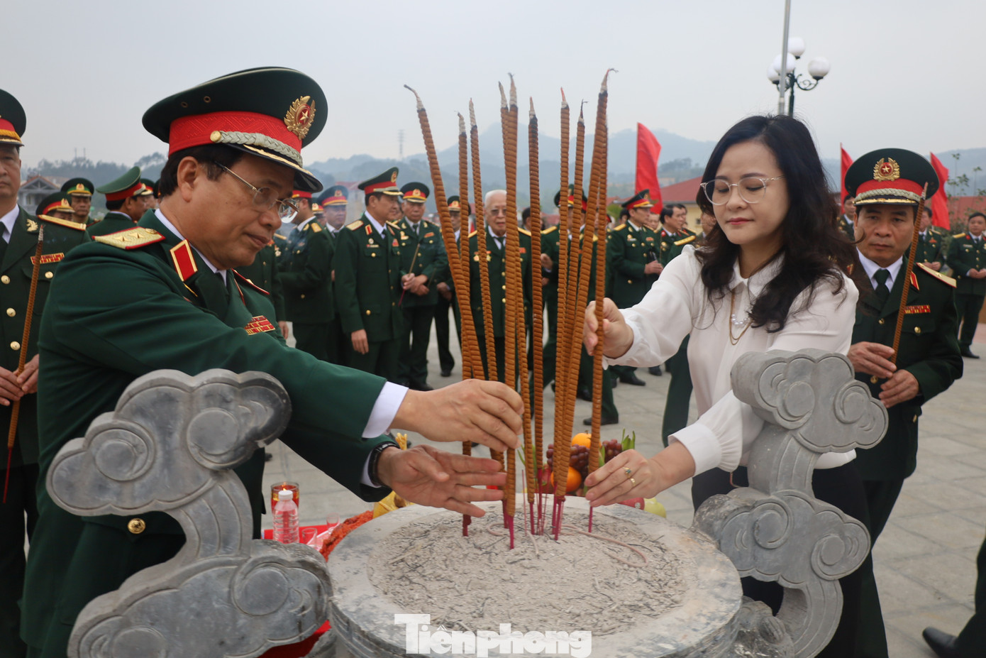 Đại diện các ban, ngành, đoàn thể thắp tâm nhang tưởng nhớ các Anh hùng liệt sỹ. Ảnh: Duy Chiến Đại diện các ban, ngành, đoàn thể thắp tâm nhang tưởng nhớ các Anh hùng liệt sỹ. Ảnh: Duy Chiến