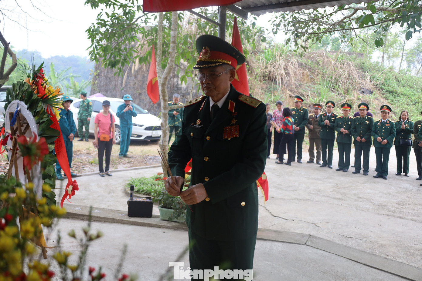 Trung tướng Nguyễn Như Hoạt - Trưởng ban liên lạc CCB Mặt trận Lạng Sơn, thắp nhang tại Pháo đài Đồng Đăng (huyện Cao Lộc, tỉnh Lạng Sơn). Ảnh: Duy Chiến Trung tướng Nguyễn Như Hoạt - Trưởng ban liên lạc CCB Mặt trận Lạng Sơn, thắp nhang tại Pháo đài Đồng Đăng (huyện Cao Lộc, tỉnh Lạng Sơn). Ảnh: Duy Chiến