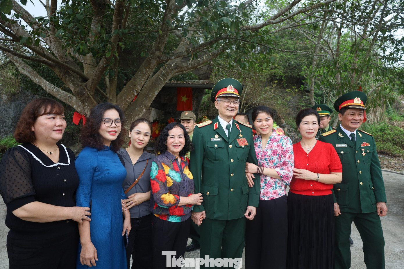 Nhân dân thị trấn Đồng Đăng (huyện Cao Lộc) vui mừng gặp lại các cựu chiến binh tại chiến trường xưa. Ảnh: Duy Chiến Nhân dân thị trấn Đồng Đăng (huyện Cao Lộc) vui mừng gặp lại các cựu chiến binh tại chiến trường xưa. Ảnh: Duy Chiến