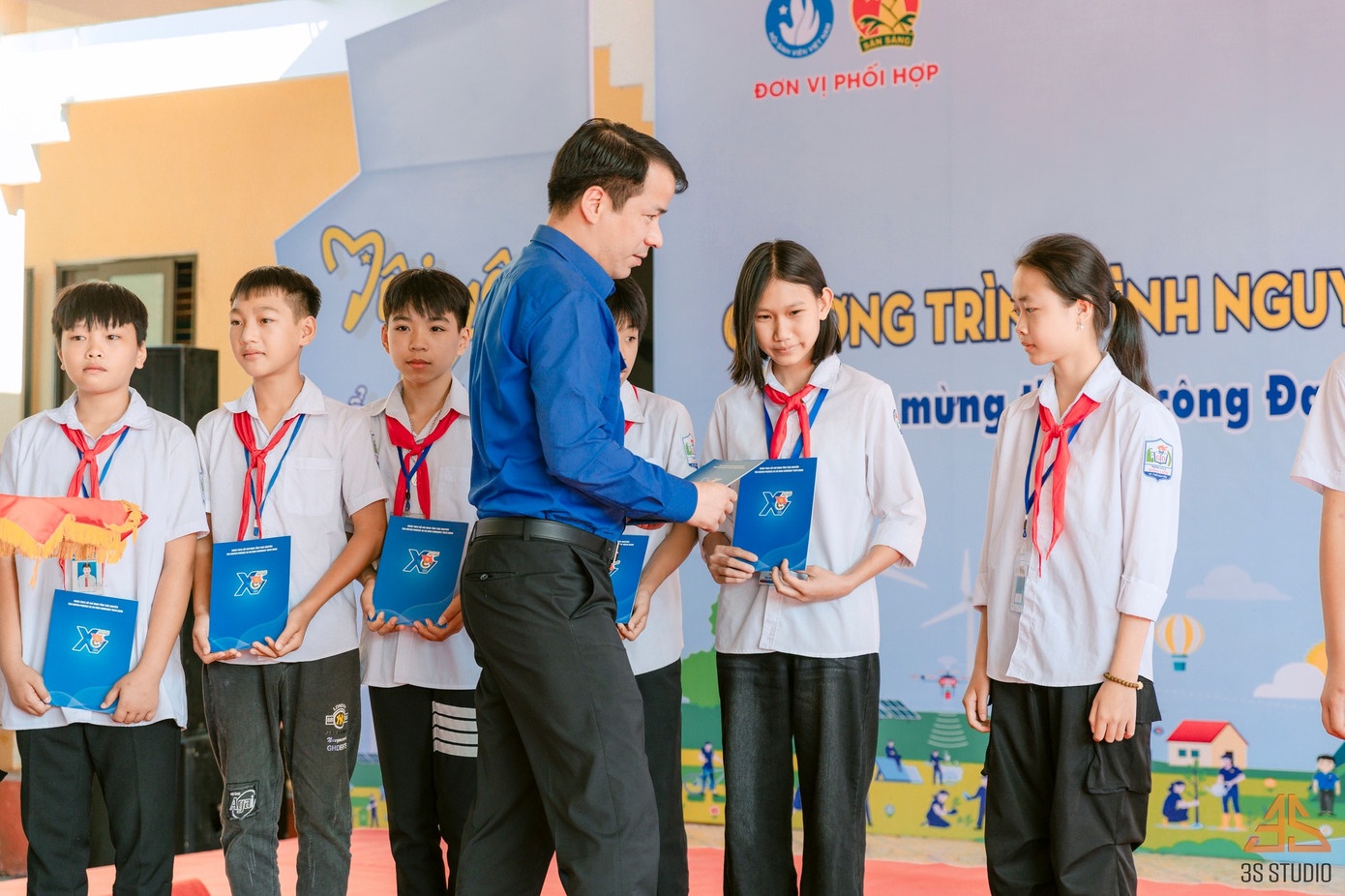 Lãnh đạo Trung ương Đoàn- Hội LHTN Việt Nam- Hội đồng Đội trung ương tặng quà cho các em học sinh.