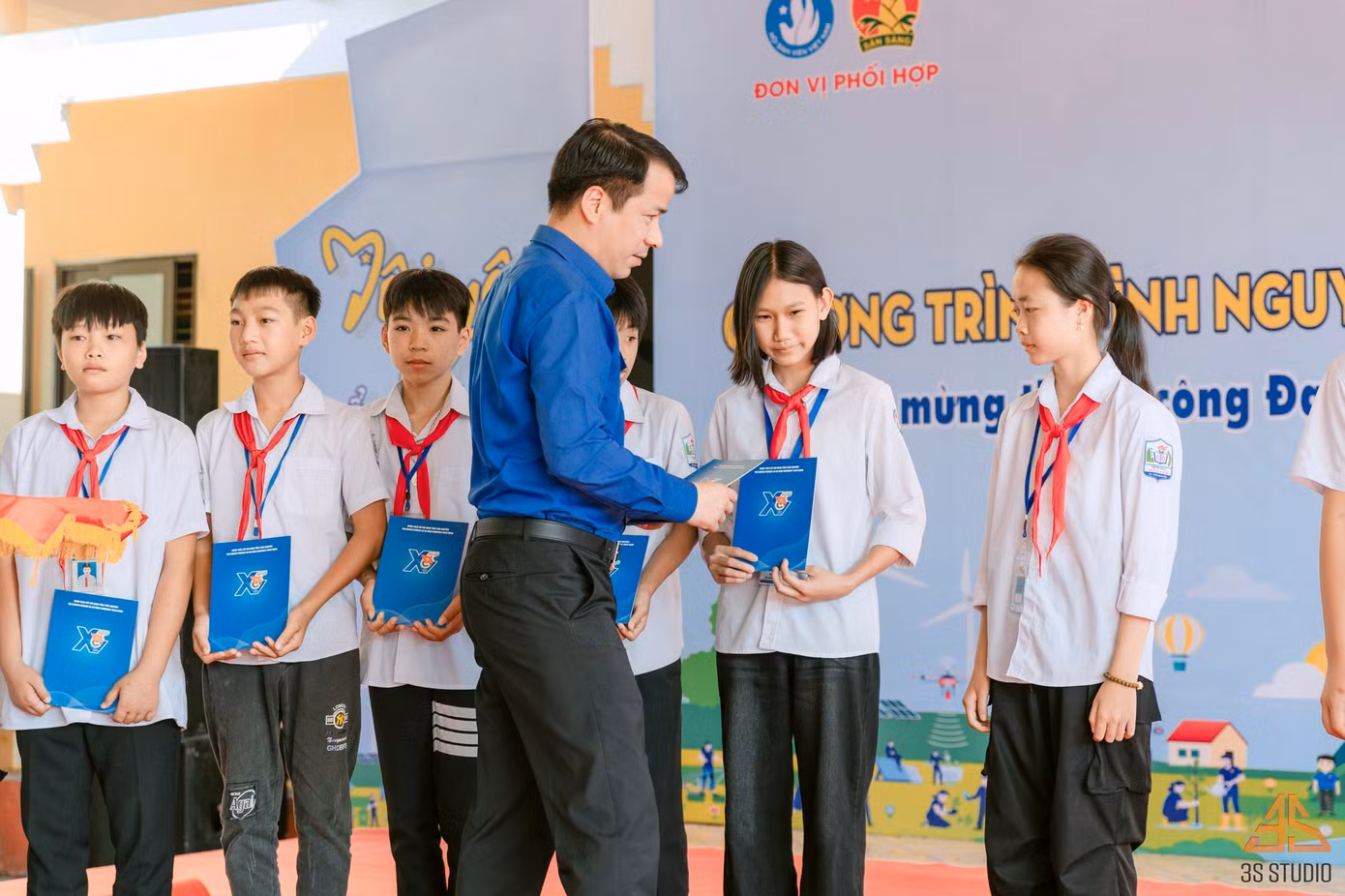 Lãnh đạo Trung ương Đoàn- Hội LHTN Việt Nam- Hội đồng Đội trung ương tặng quà cho các em học sinh.