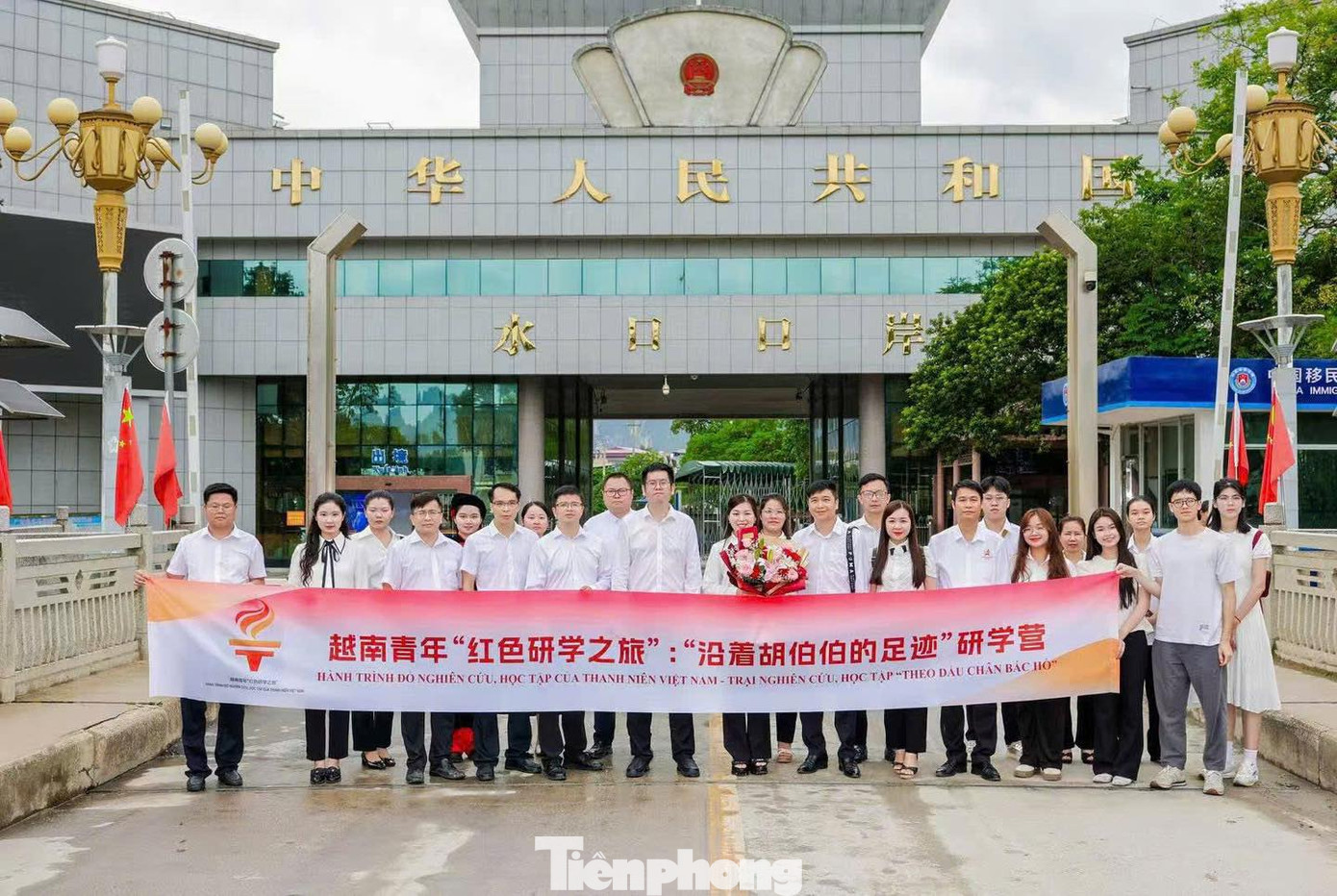 Thắm tình hữu nghị hai nước Việt- Trung, tuổi trẻ hai nước thường xuyên gặp mặt, trao đổi, giao lưu hữu nghị. Chương trình &quot;Theo chân Bác Hồ&quot; nhằm giúp giới trẻ tìm hiểu, học tập những &quot;địa chỉ đỏ&quot; - nơi Bác Hồ và các đồng chí lãnh đạo tiêu biểu của nước ta đã sống, học tập và làm cách mạng ở Quảng Tây, Khu tự trị dân tộc Choang Quảng Tây, Trung Quốc.