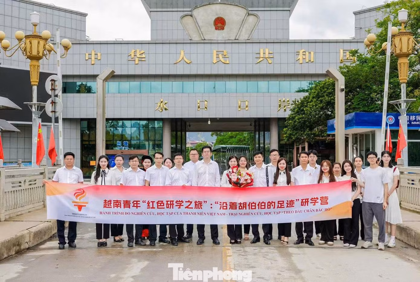 Thắm tình hữu nghị hai nước Việt- Trung, tuổi trẻ hai nước thường xuyên gặp mặt, trao đổi, giao lưu hữu nghị. Chương trình "Theo chân Bác Hồ" nhằm giúp giới trẻ tìm hiểu, học tập những "địa chỉ đỏ" - nơi Bác Hồ và các đồng chí lãnh đạo tiêu biểu của nước ta đã sống, học tập và làm cách mạng ở Quảng Tây, Khu tự trị dân tộc Choang Quảng Tây, Trung Quốc.