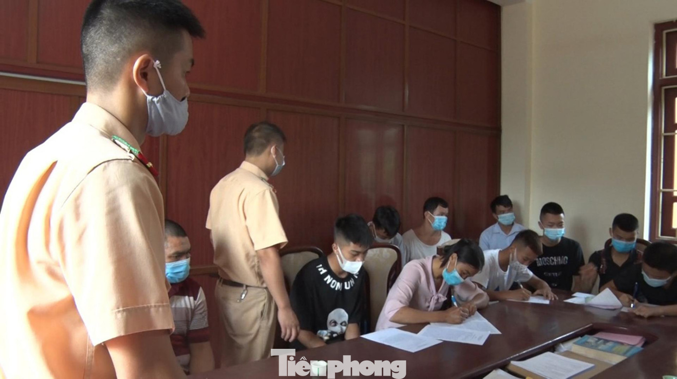 Tại cơ quan công an, các thanh niên "bốc đầu xe" thừa nhận sai phạm và cam kết không tái phạm -Ảnh: Q. Thăng