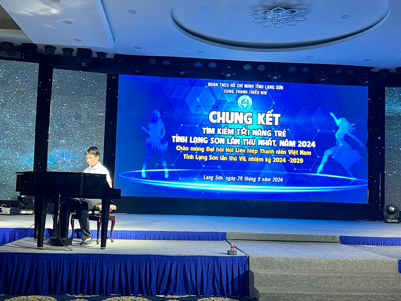 Các em còn thành thạo trình bày các nhạc cụ hiện đại và truyền thống.