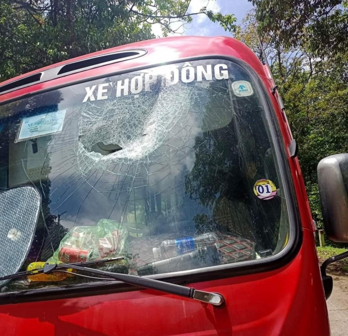 Nhiều xe chở khách du lịch đến núi Phia Oắc bị ném đá vỡ kính, đe dọa đến tính mạng. Ảnh: TL