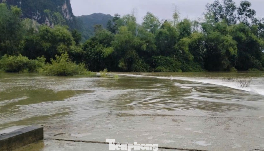 Hiện trường sự việc người đàn ông bị đuối nước qua cầu ngầm.