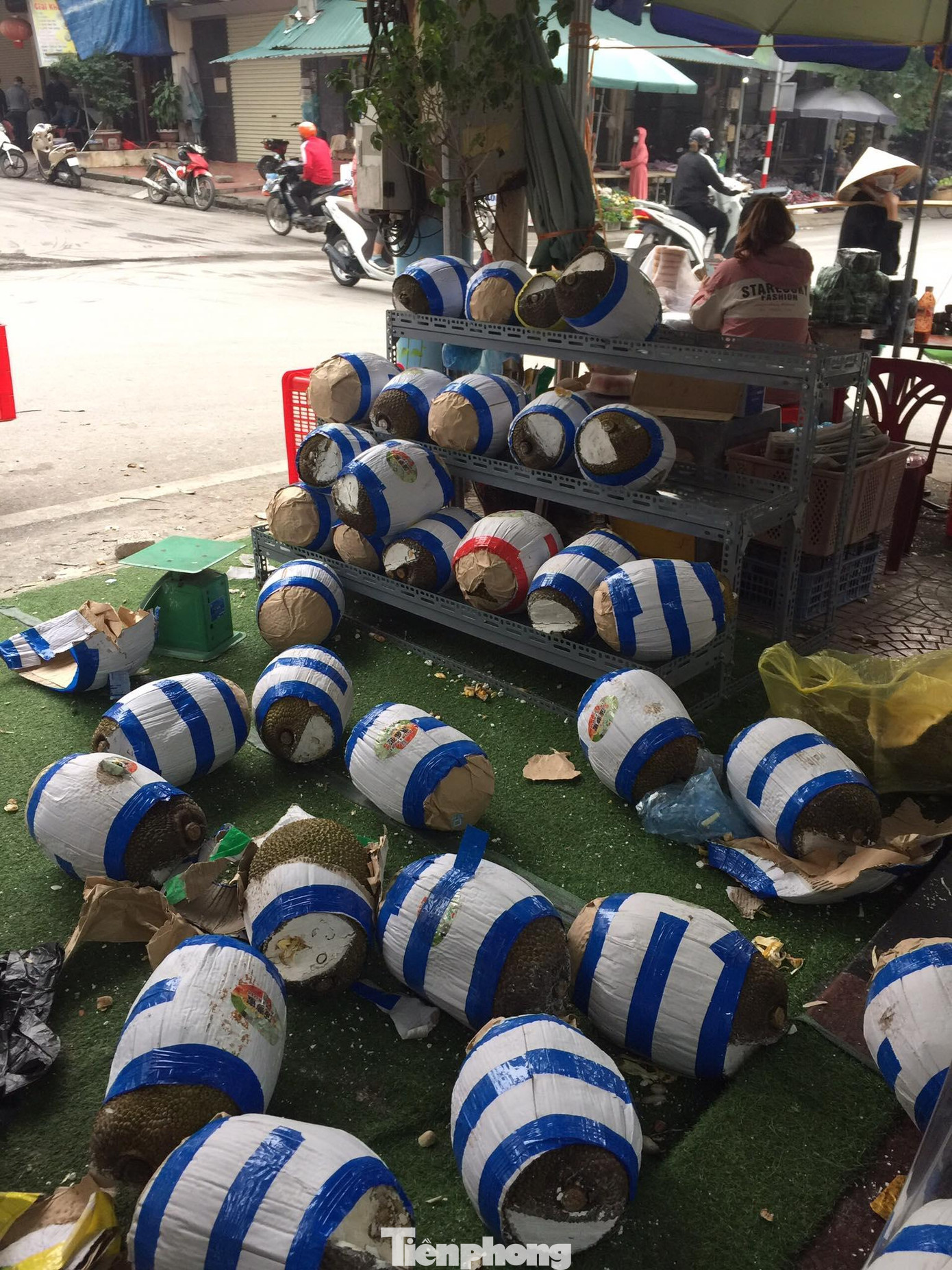 Mít loại 2 chỉ có giá 6-7 nghìn đồng/kg mà cũng không nhiều người mua. Ảnh: Duy Chiến