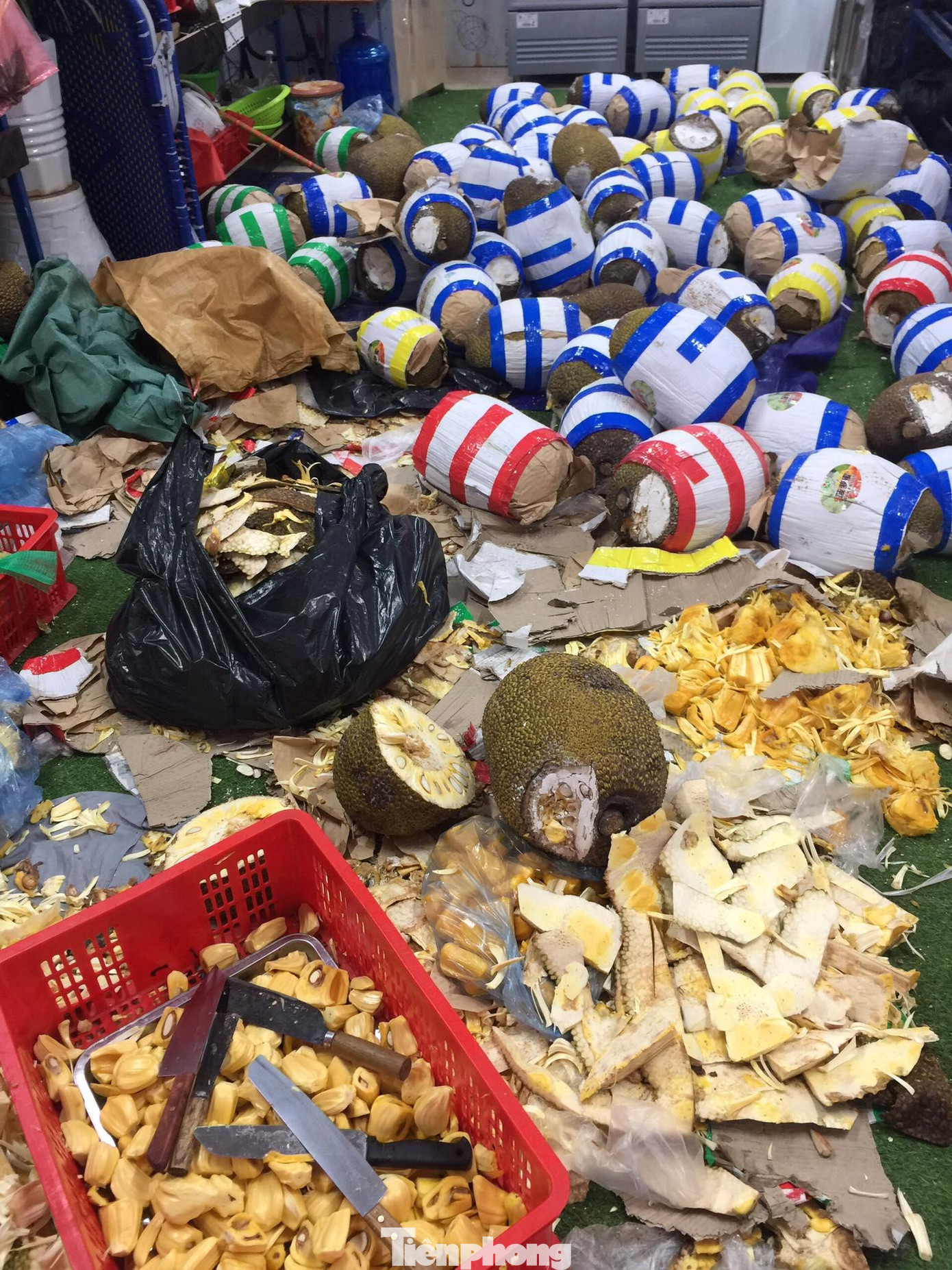 Một số chủ doanh nghiệp có hộ khẩu Lạng Sơn đã mang mít "quay đầu" bán tại nhà và huy động mọi người đến "giải cứu". Ảnh: Duy Chiến