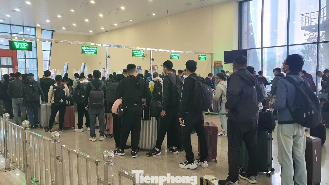 Buổi sáng 9/1 có chừng 1.500 người đến cửa khẩu quốc tế Hữu Nghị làm thủ tục xuất cảnh -Ảnh: Duy chiến