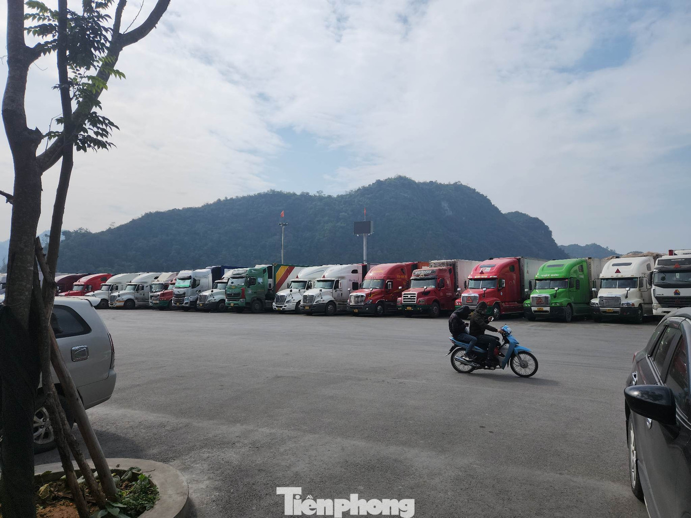 Ngày 9/1, tại cửa khẩu Tân Thanh xuất được khoảng 150 xe hàng sang Trung Quốc. Ảnh: Duy Chiến