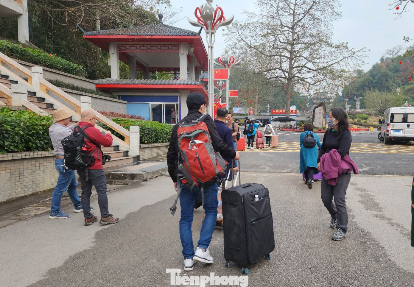 Sau ba ngày tăng đột biến, đến ngày 2/5, tình hình xuất nhập cảnh qua cửa khẩu quốc tế Hữu Nghị trở nên bình thường với khoảng 1.000 lượt người/ngày. Ảnh: Duy Chiến