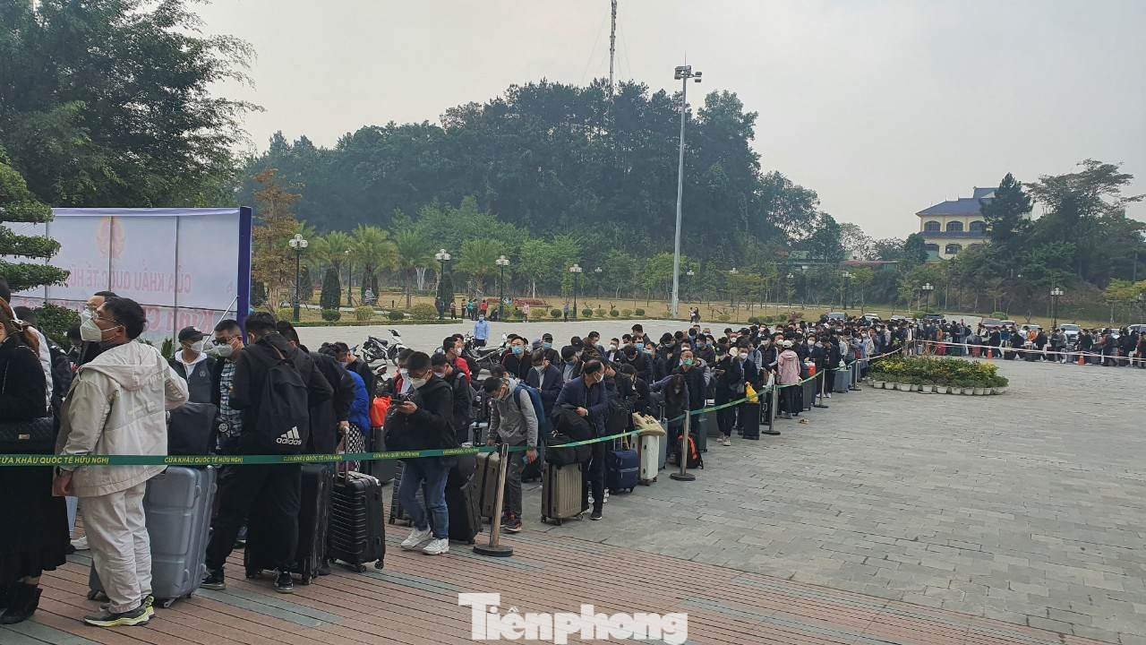 Lực lượng chức năng bố trí dây giăng, phân làn nên việc di chuyển đến nơi làm thủ tục xuất cảnh trật tự, gọn gàng hơn -Ảnh: Duy Chiến