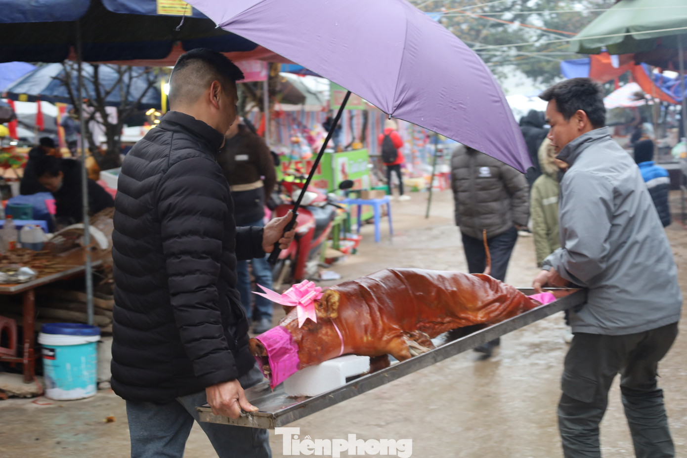 Sau khi cúng con lợn quay vàng ruộm, các gia đình lấy thịt chia cho người thân. Ảnh: Duy Chiến.