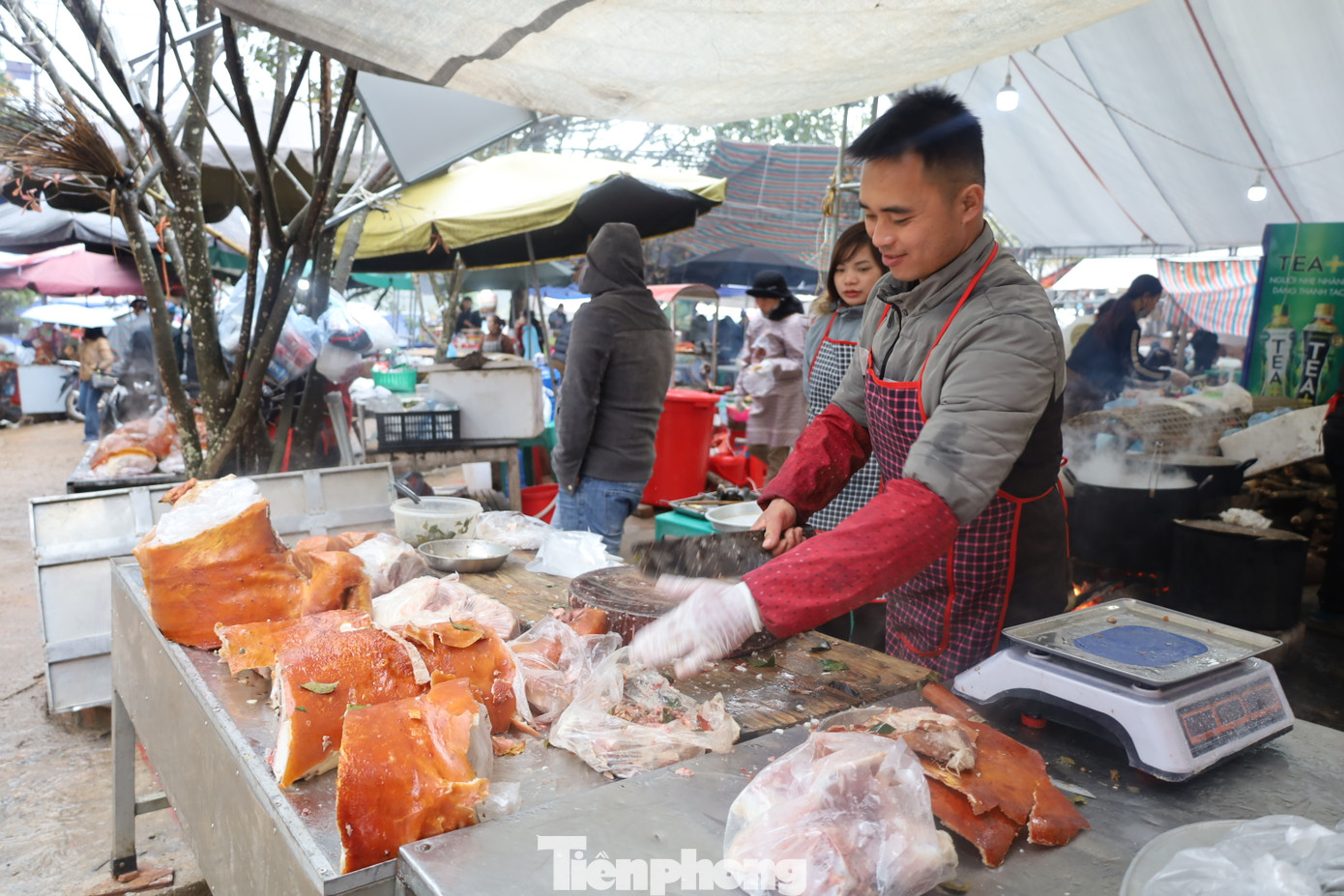 Từ sáng sớm đã có hàng trăm con lợn quay được bày bán tại Bắc Nga. Ảnh: Duy Chiến.