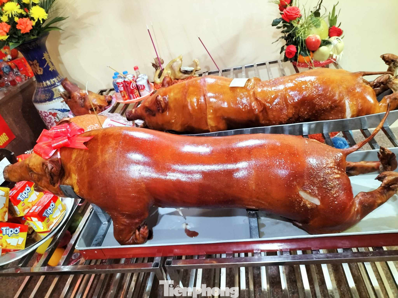 Thịt lợn quay nguyên con nhồi lá mác mật - đặc sản của người xứ Lạng. Ảnh: Duy Chiến.