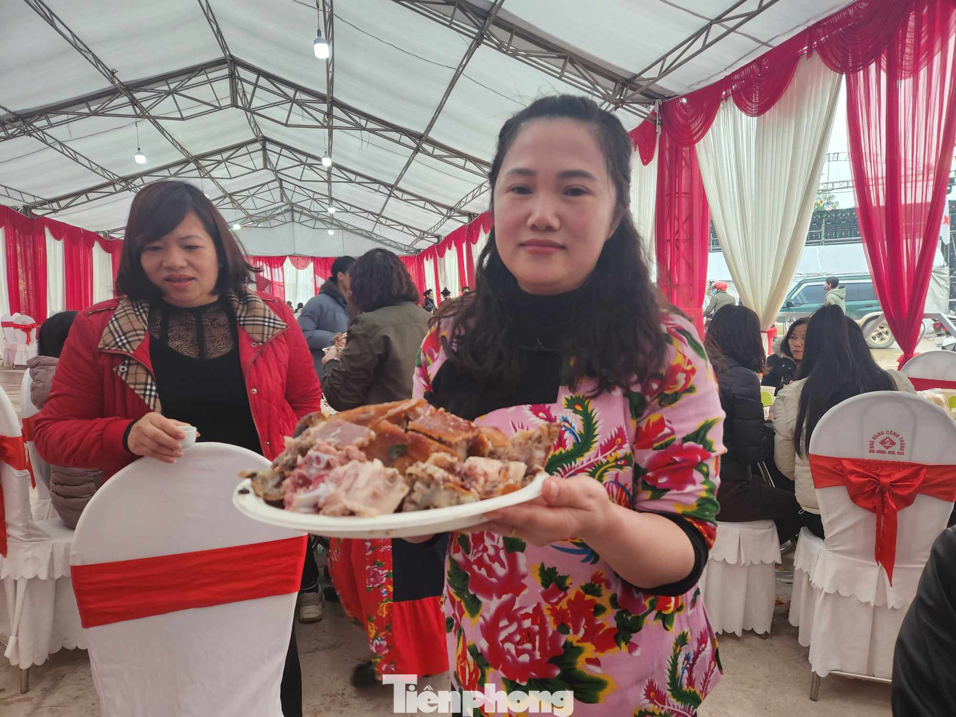 Món thịt lợn quay là món ăn không thể thiếu trong lễ hội Bắc Nga. Ảnh: Duy Chiến.