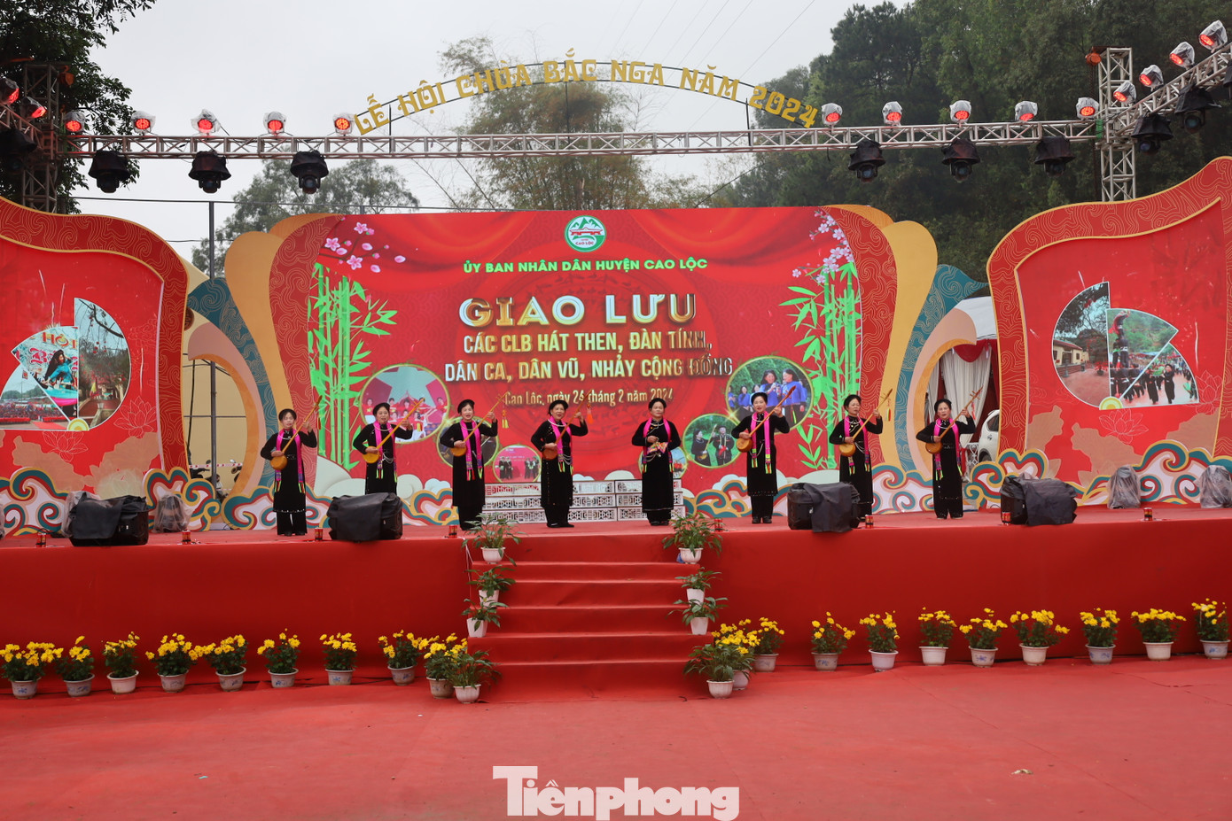 Giao lưu văn nghệ sôi nổi, đậm đà bản sắc dân tộc. Ảnh: Duy Chiến.