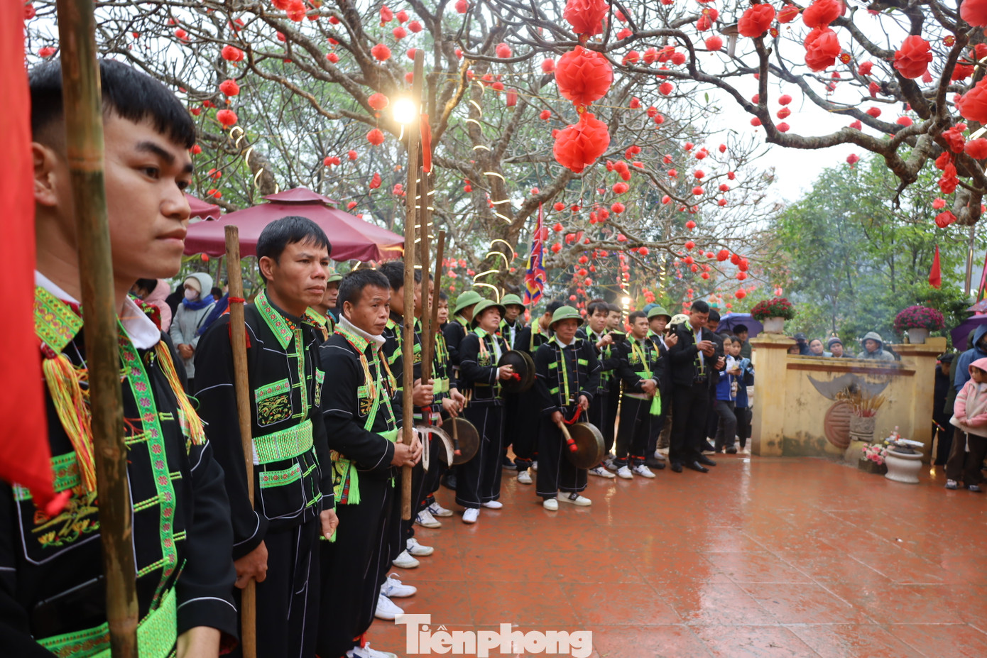 Các nam thanh, nữ tú huyện Cao Lộc tham gia biểu diễn võ thuật, sư tử mèo. Ảnh: Duy Chiến.