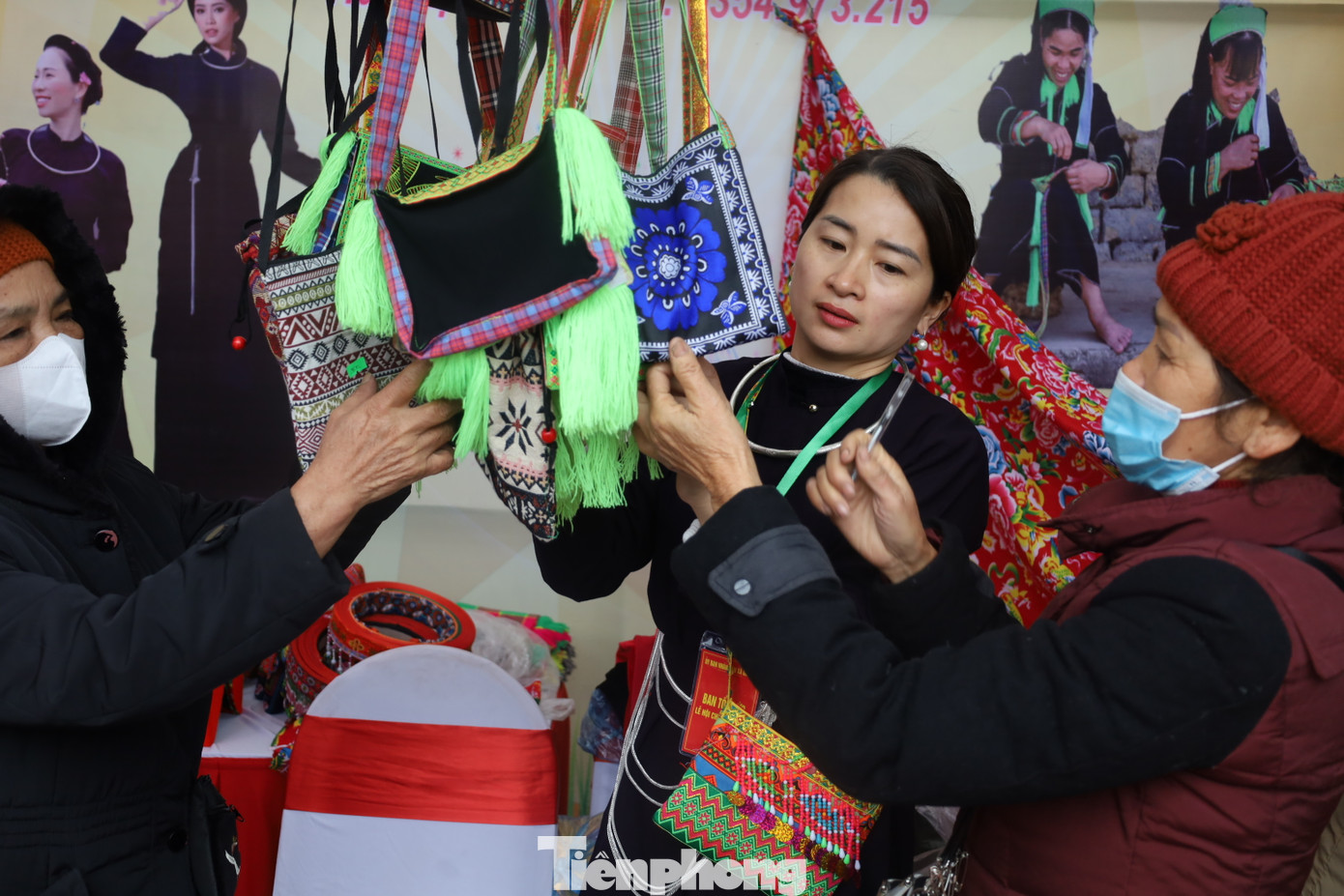 Trưng bày, giới thiệu trang phục dân tộc xứ Lạng. Ảnh: Duy Chiến.